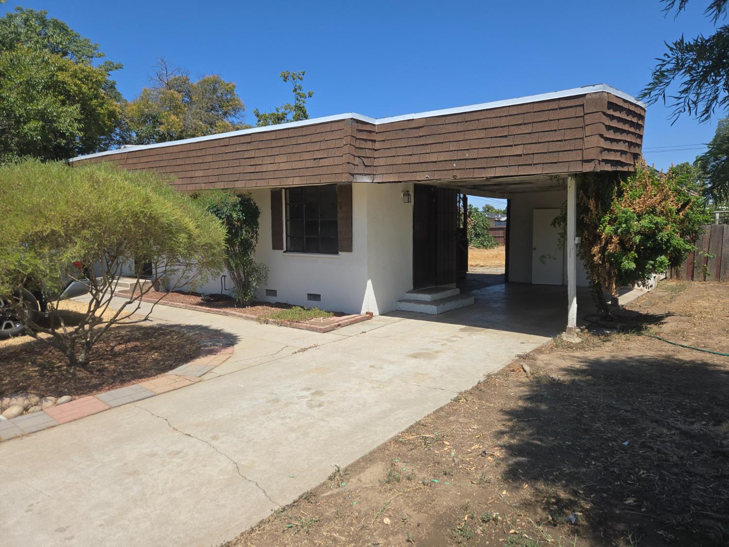 2003 E Buckingham Way, Fresno, CA 93726