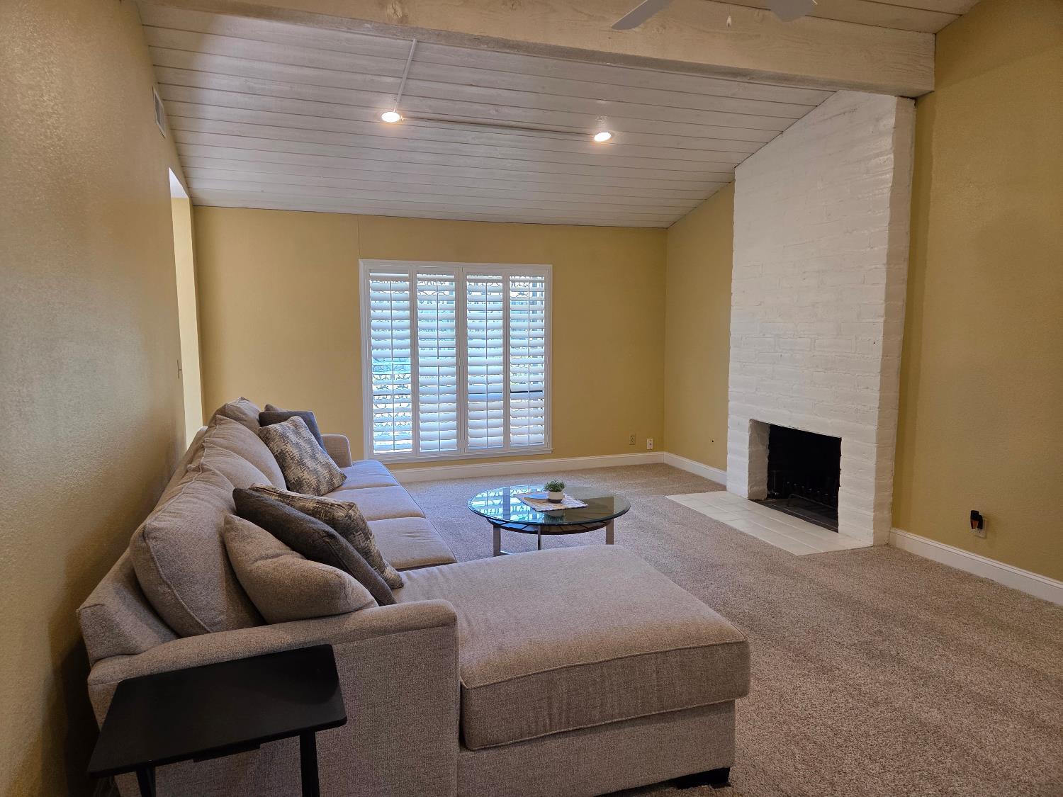 5076 N Wishon Ave #A